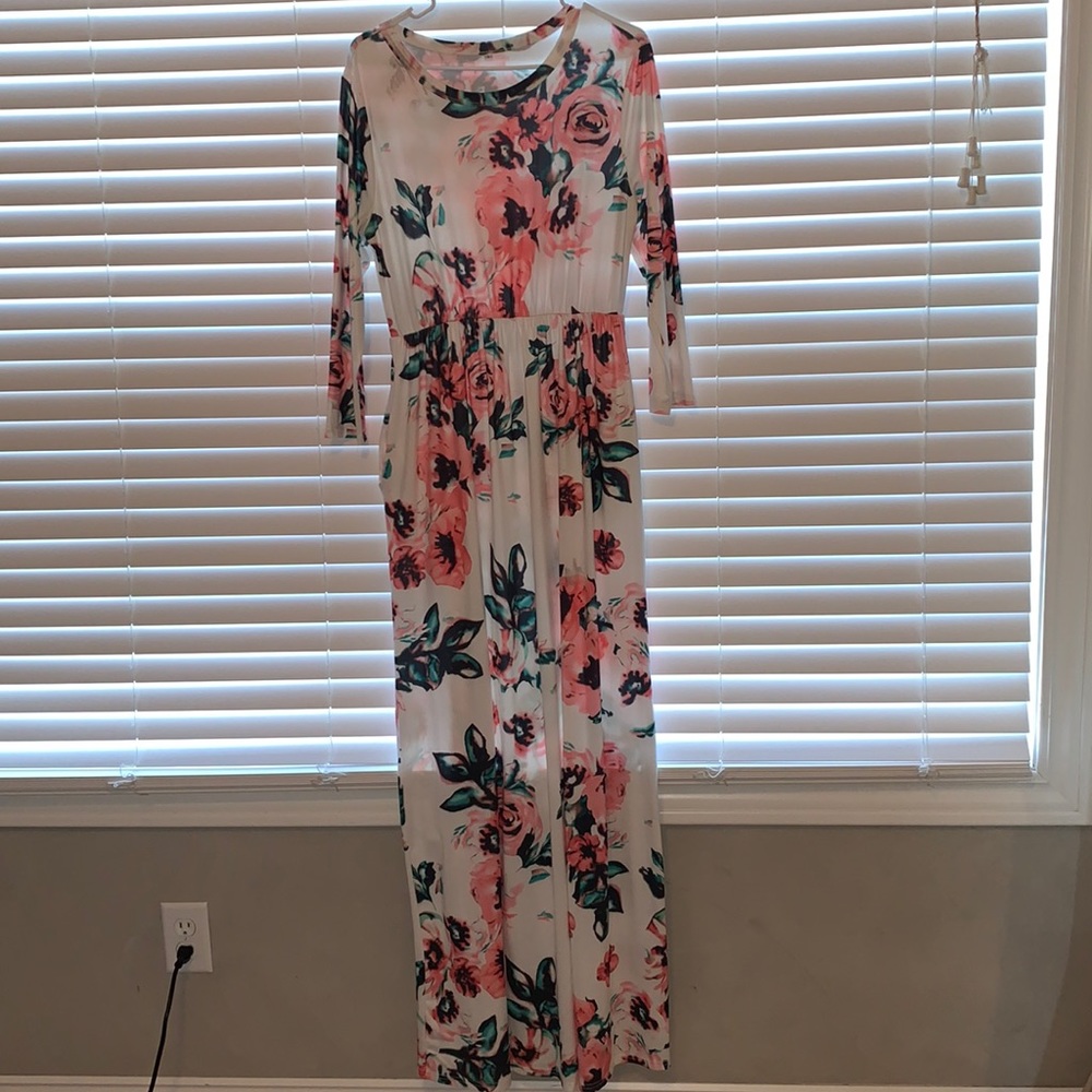 Long floral stretchy dress with long sleeves and pockets!!